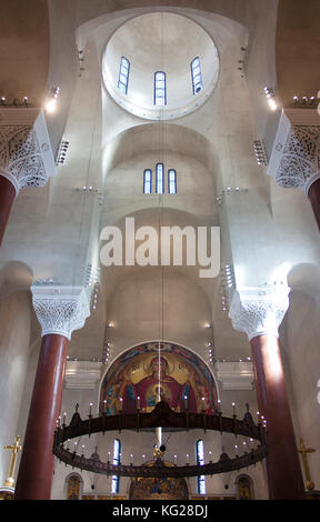 Innenraum einer orthodoxen Kirche St. Marko in Belgrad, Serbien, im byzantinischen Stil erbaut. 27. Oktober 2017. Stockfoto