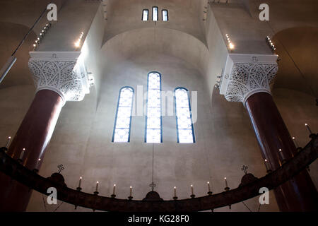 Innenraum einer orthodoxen Kirche St. Marko in Belgrad, Serbien,. mit Kronleuchter, Marmorsäulen und Windows. 27. Oktober 2017. Stockfoto