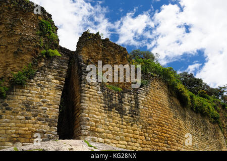 Südamerika, Peru, kuelap abgestimmt in Größe nur durch den Machu Picchu, dieses zerstörten Zitadelle der Stadt in den Bergen in der Nähe von chachapoyas. Main Gate Stockfoto