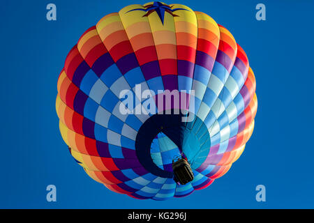 Bunten Heißluftballon in die Luft, Masse Himmelfahrt, Albuquerque International Balloon Fiesta, Albuquerque, New Mexico USA Stockfoto