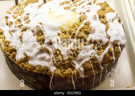 Schaufenster der Bäckerei und Konditorei, Auswahl an Gebäck closeup Stockfoto