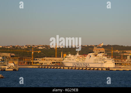 Blick auf Luka Gazenica, Fähre Hafen der Stadt Zadar, Kroatien an der Adria Küste Stockfoto