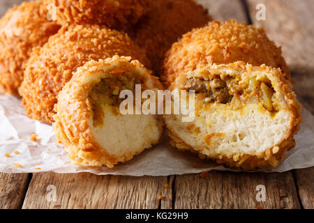 Japanische Brot curry Kare-pan in Paniermehl Makro auf dem Tisch. Horizontale Stockfoto