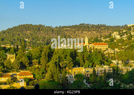 Blick auf das Dorf und die Kirche von der Geburt des hl. Johannes des Täufers (St John in den Bergen), im alten Dorf Ein Karem, in Jerusalem, Israel Stockfoto