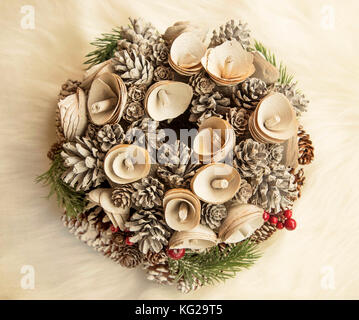 Festliche weihnachten Kranz mit Zapfen und mit Blumen, Tannenbaum, Zweige und roten Beeren auf kunstfell Hintergrund, festliche Dekoration Stockfoto