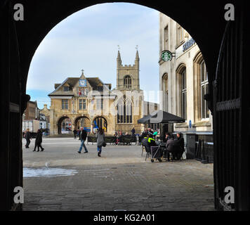 Cathedral Square mit Rathaus und Kirche des hl. Johannes des Täufers durch Arch vor der Kathedrale, Peterborough, Cambridgeshire, England Stockfoto