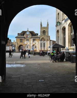 Cathedral Square mit Rathaus und Kirche des hl. Johannes des Täufers durch Arch vor der Kathedrale, Peterborough, Cambridgeshire, England Stockfoto