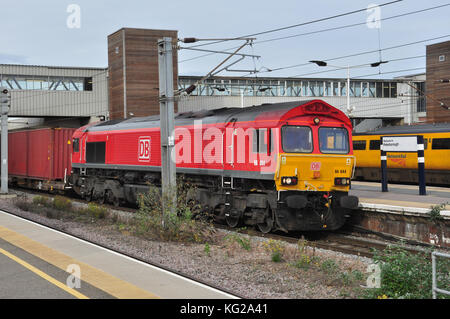 DB Diesellok Class 66 Staats- und Regierungschefs ein Güterzug nach Süden durch die Plattformen in Peterborough, Cambridgeshire, England, Großbritannien Stockfoto