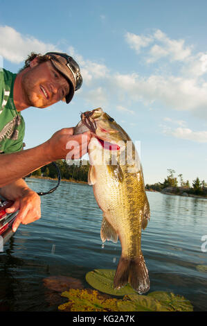 Mann heben largemouth Bass Stockfoto