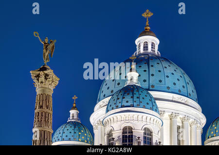 Die Spalte der Herrlichkeit und die Kuppeln der Dreifaltigkeitskathedrale, Nachtaufnahme, St. Petersburg, Russland Stockfoto