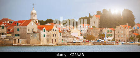 Sepurine, prvic Insel an der Adria in Kroatien. Lange breite Banner mit Sonnenlicht Stockfoto