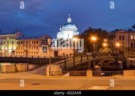 Nachtansicht des krasnoarmeysky Brücke und die Kuppel der Dreifaltigkeitskathedrale hinter Gebäude am Ufer der Fontanka, St. Petersburg, RU Stockfoto