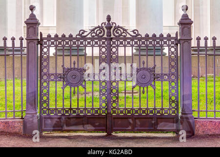 Nachtansicht von schmiedeeisernen ornamental Gates der Dreifaltigkeit Kathedrale in St. Petersburg, Russland Stockfoto