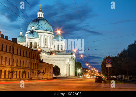 St. Petersburg, Russland – 16. Juni 2016: Nächtlicher Blick auf die Dreifaltigkeitskirche und die Gebäude auf dem Troitski-Prospekt Stockfoto