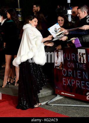 Kelly Brook signiert Autogramme, bevor er an der Weltpremiere von Murder on the Orient Express in der Royal Albert Hall, London, teilnahm. Stockfoto