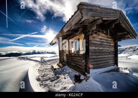 Holz- Hütte im Winter Bergkulisse Stockfoto