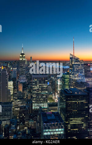 New York City bei Nacht. Stadtbild bei Sonnenuntergang auf dem Empire State Building, Midtown, Manhattan, NY, USA Stockfoto