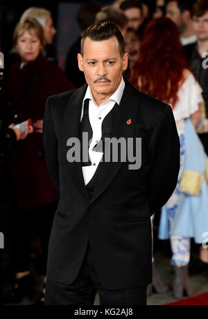 Johnny Depp bei der Uraufführung von Murder on the Orient Express in der Royal Albert Hall, London. Stockfoto