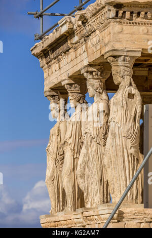 Detail der südlichen Vorhalle des erechtheion mit der karyatiden. Athen, Griechenland Stockfoto