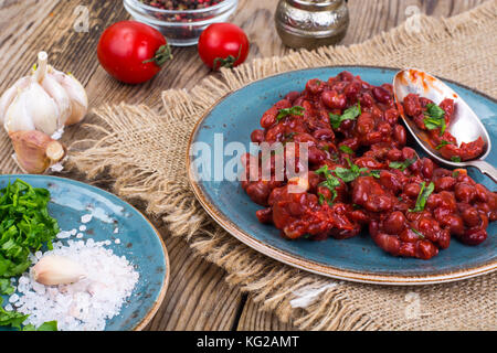 Heiße gebackene Bohnen in Tomatensoße. studio Foto Stockfoto