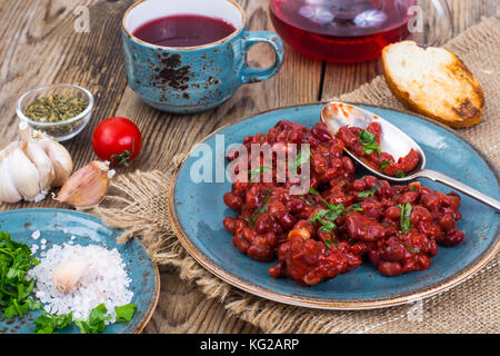 Heiße gebackene Bohnen in Tomatensoße. studio Foto Stockfoto