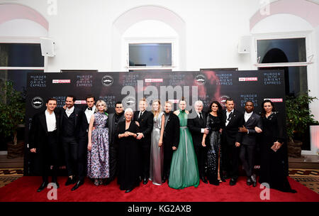 Sergei Polunin (von links nach rechts), Manuel Garcia-Rulfo, Tom Bateman, Lucy Boynton, Josh Gad, Dame Judi Dench, Sir Kenneth Branagh, Michelle Pfeiffer, Willem Dafoe, Daisy Ridley, Derek Jacobi, Penelope Cruz, Johnny Depp, Leslie Odom Jr und Olivia Colman bei der Uraufführung von Murder on the Orient Express in der Royal Albert Hall, London. Stockfoto