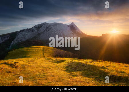 Anboto Berg aus urkiolamendi bei Sonnenaufgang Stockfoto