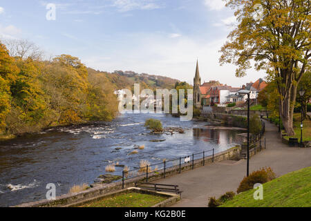 Fluss Dee und die ländliche walisische Stadt Llangollen mit Die Victoria Promenade und der Park in Nordwales Stockfoto