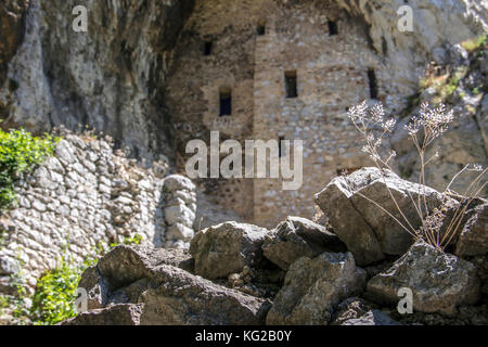 Osten Serbien - Überreste der mittelalterlichen orthodoxen Kloster blagovestenje (Verkündigung) in einer Berghöhle platziert Stockfoto