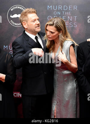 Sir Kenneth Branagh (links) und Michelle Pfeiffer bei der Uraufführung von Murder on the Orient Express in der Royal Albert Hall, London. Stockfoto