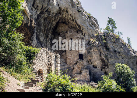 Osten Serbien - Überreste der mittelalterlichen orthodoxen Kloster blagovestenje (Verkündigung) in einer Berghöhle platziert Stockfoto