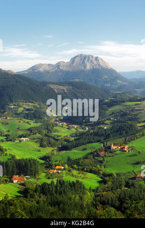 Aramaio Tal in alava mit udalaitz Berg. Baskenland Stockfoto