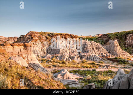 Sonne über Dinosaur Provincial Park, einem UNESCO-Weltkulturerbe in Alberta, Kanada. die Alberta Badlands ist einer der Ri bekannt Stockfoto