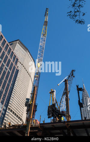 Hallo-rise Konstruktion mit Handwerkern in Midtown Manhattan, New York City, USA Stockfoto