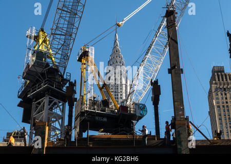 Hallo-rise Konstruktion mit Handwerkern in Midtown Manhattan, New York City, USA Stockfoto