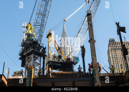 Hallo-rise Konstruktion mit Handwerkern in Midtown Manhattan, New York City, USA Stockfoto