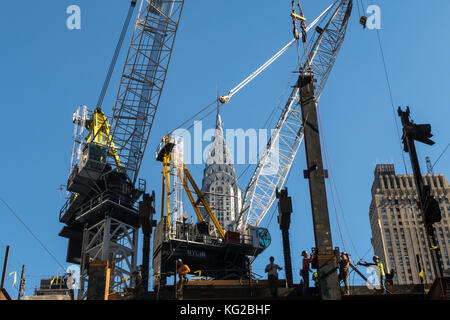 Hallo-rise Konstruktion mit Handwerkern in Midtown Manhattan, New York City, USA Stockfoto