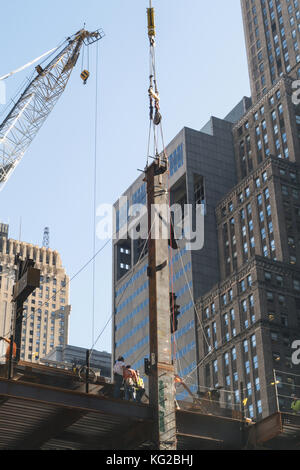 Hallo-rise Konstruktion mit Handwerkern in Midtown Manhattan, New York City, USA Stockfoto