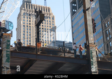 Hallo-rise Konstruktion mit Handwerkern in Midtown Manhattan, New York City, USA Stockfoto