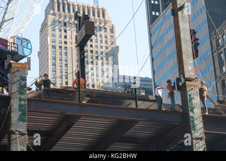 Hallo-rise Konstruktion mit Handwerkern in Midtown Manhattan, New York City, USA Stockfoto