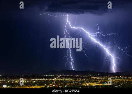 Ein Blitzschlag trifft die Santan Mountains während eines Gewitters in Phoenix, Arizona Stockfoto