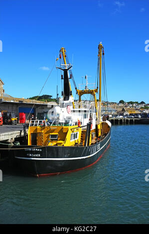 Fischtrawler im Hafen von Newlyn, Cornwall, England, Großbritannien. Stockfoto