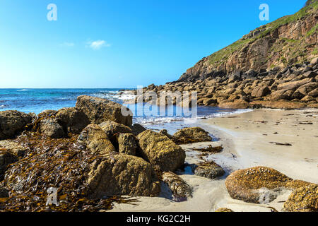 Porthgwarra Cove in cornwall, england, wird diese abgeschiedene Bucht oft als Drehort der erfolgreichen BBC-fernsehserie Poldark genutzt. Stockfoto