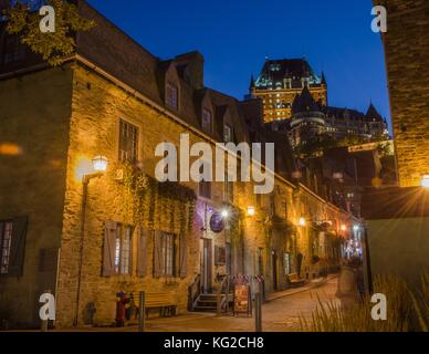 Eine Straße in der Unteren Altstadt von Quebec City, mit dem Fairmont Chateau Frontenac im Hintergrund. Stockfoto