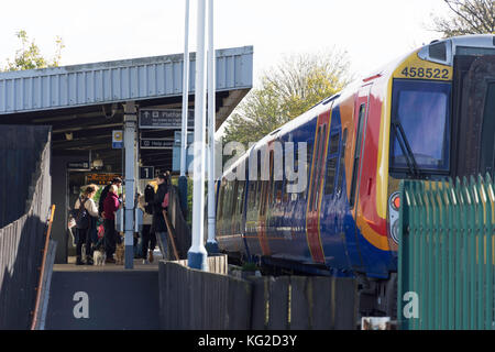 Barnes Bridge Bahnhof Plattform, Barnes, London Borough von Richmond upon Thames, London, England, Vereinigtes Königreich Stockfoto