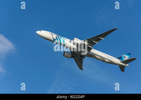 EgyptAir Boeing 777-300ER Flugzeuge vom Flughafen Heathrow, Greater London, England, Vereinigtes Königreich Stockfoto