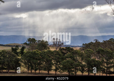 Australische Landschaft Landschaft. Sonnenstrahlen über Gewitterwolken Stockfoto