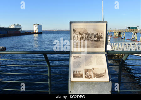 Geschichte der ursprünglichen Bewohner der Bellingham Bay Area. Alte Fotos und die Geschichte sind vor ein Geländer an der Bellingham Cruise Te Stockfoto