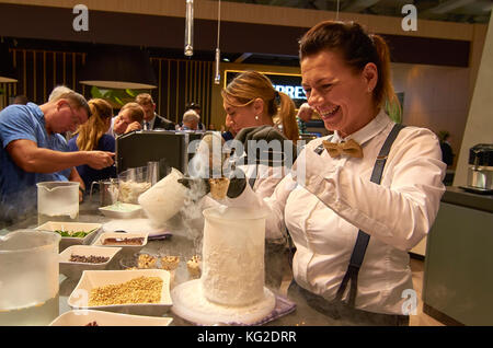 Anzeige der molekularen Gastronomie - weibliche Chefs es Kochen durch Einfrieren in flüssigem Stickstoff Stockfoto