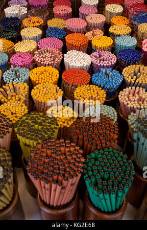 Bunte Sortiment von Bleistiften auf Anzeige Stockfoto